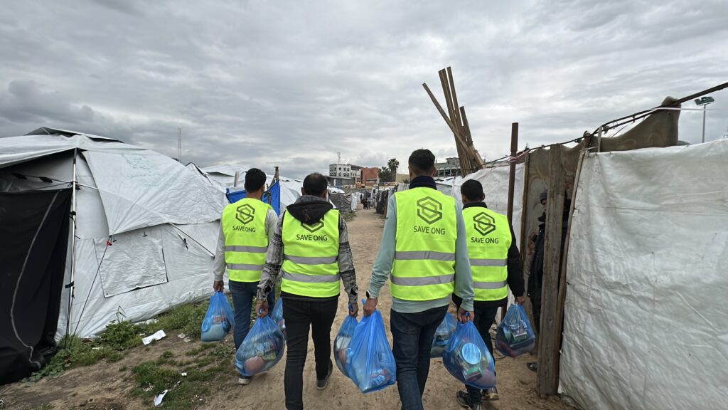 Equipe de SAVE ONG en action en train d'effectuer une distribution dans un camps de réfugiés au proche orient