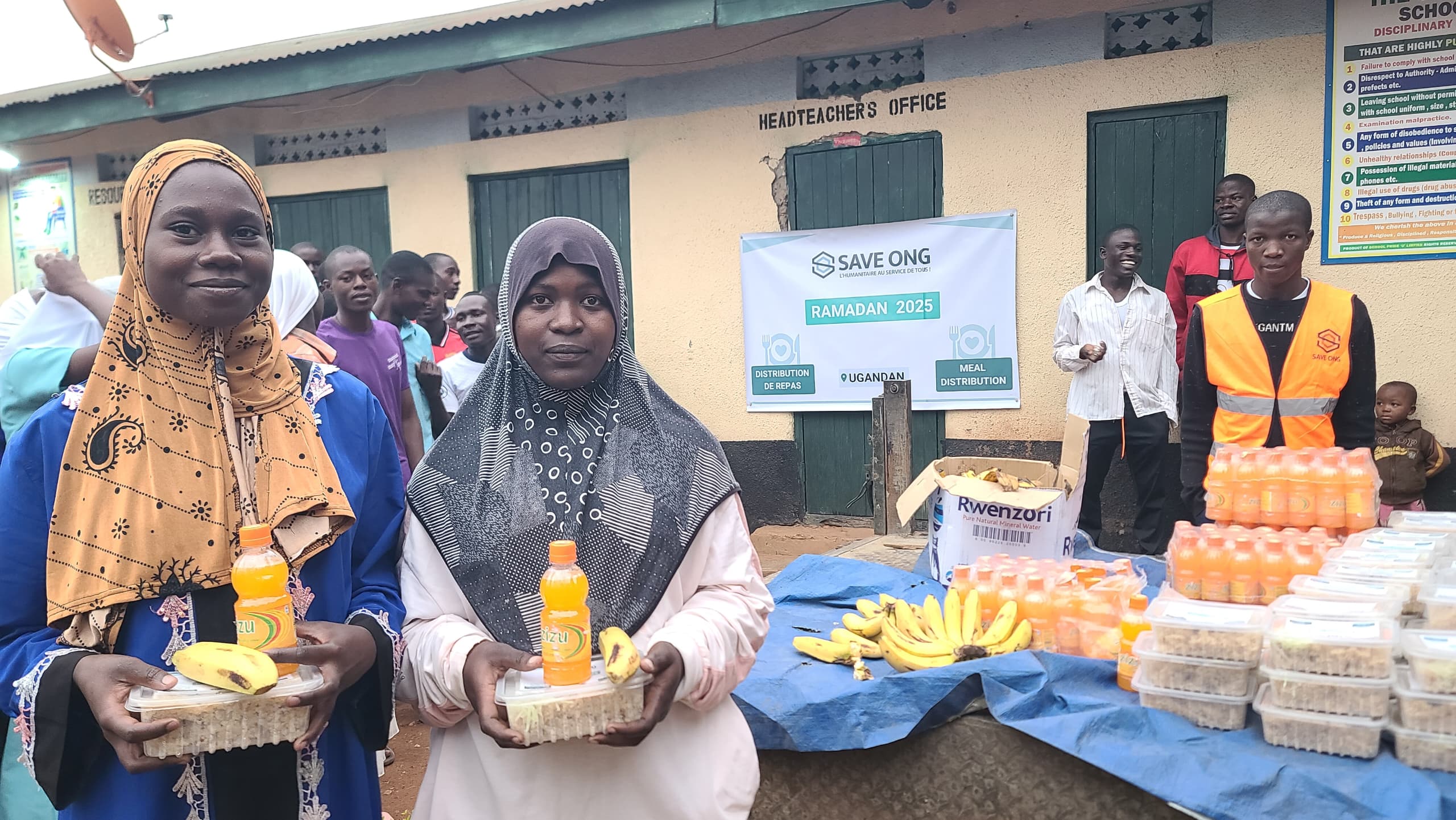 Femmes recevant un repas offert par l'association humanitaire et ses donateurs pour la rupture du jeûne de ramadan
