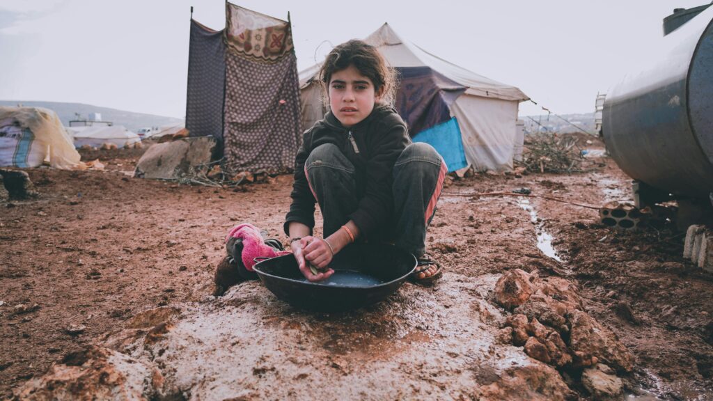 jeune fille seule à gaza dans un camps de fortune environnement pluvieux et humide