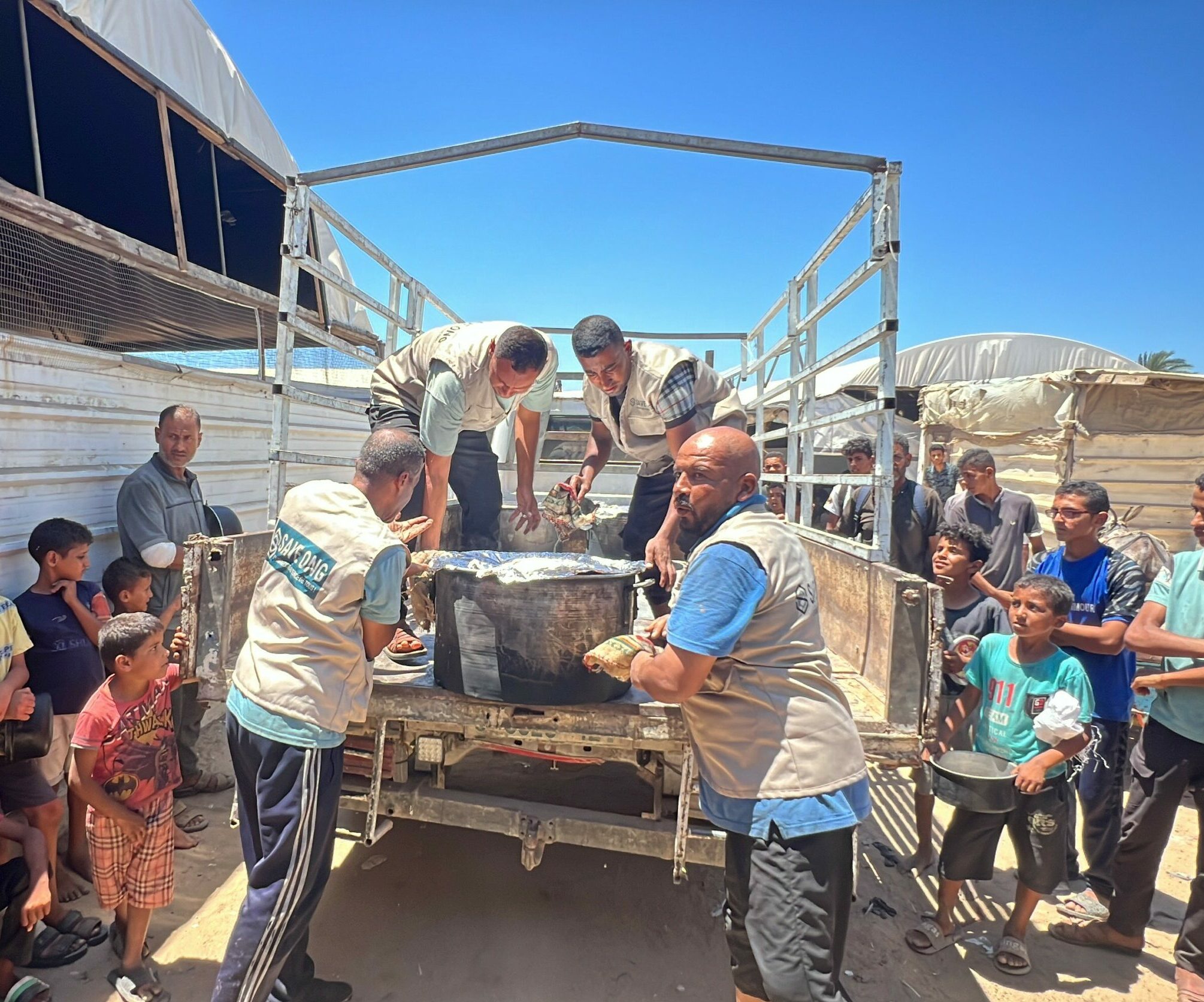 équipe association save ong charge une cocotte pleine de nourriture pour distribution dans la bande de Gaza