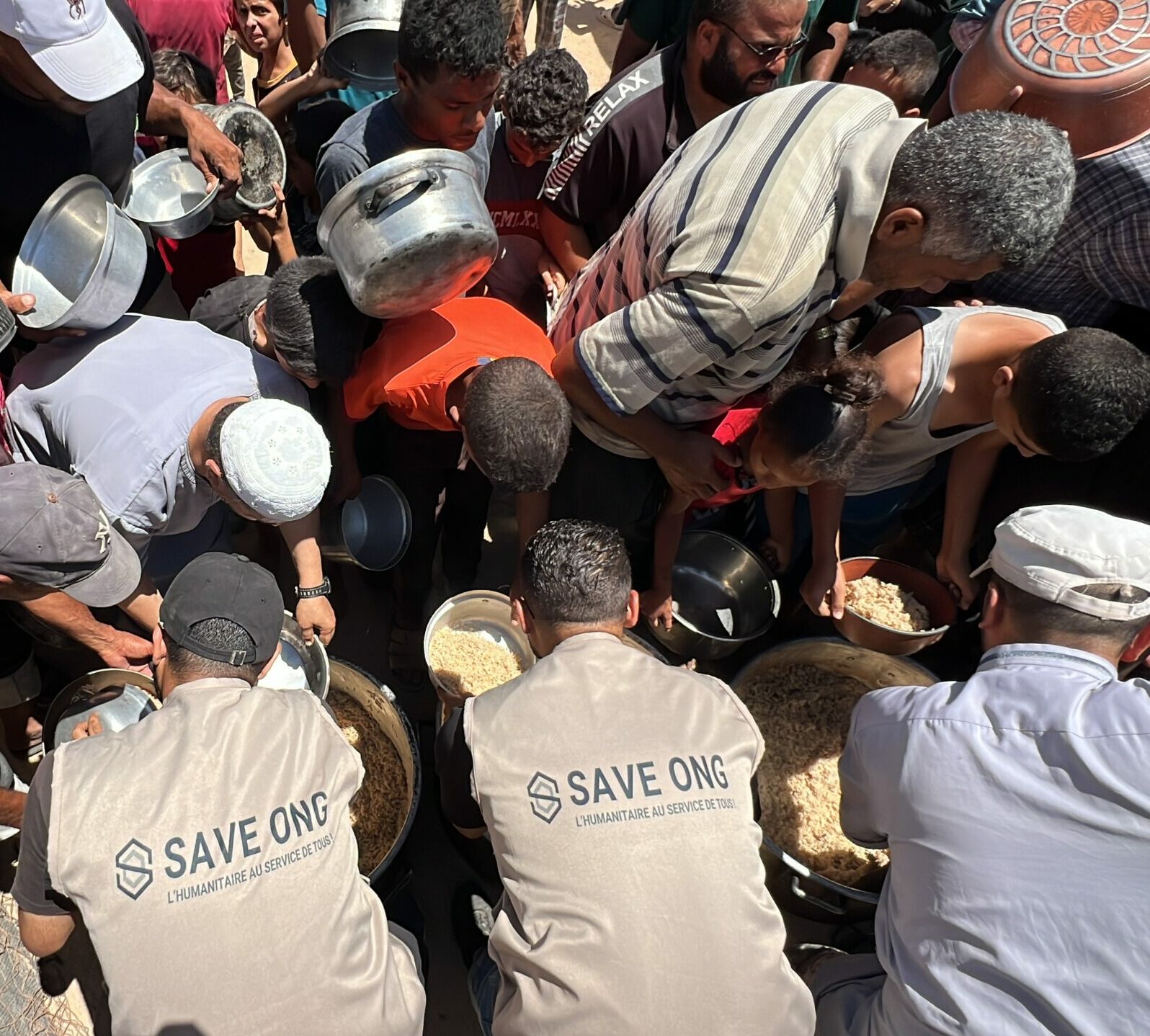 distribution de repas à gaza par save ong