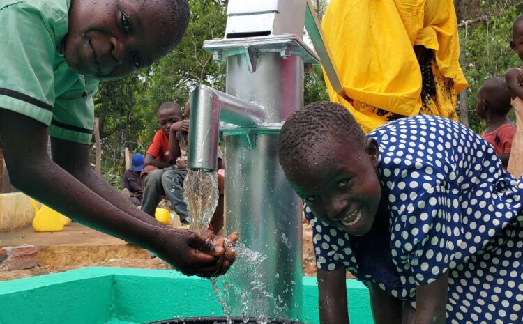enfant jouant dans l'eau d'un puits creusé par save ong