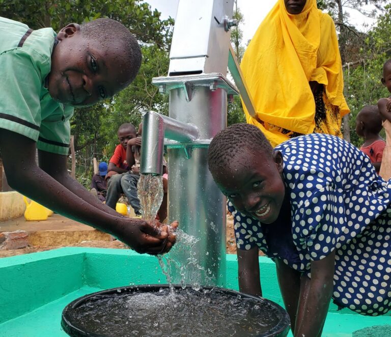 enfant jouant dans l'eau d'un puits creusé par save ong