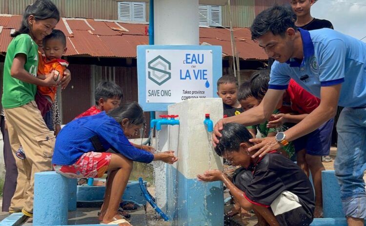 des familles se lavent les mains et le visage au cambodge autour d'un puits creusé par save ong