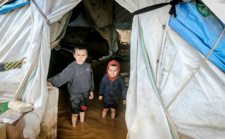 2 jeunes enfants les pieds dans l'eau dans une tente en hiver