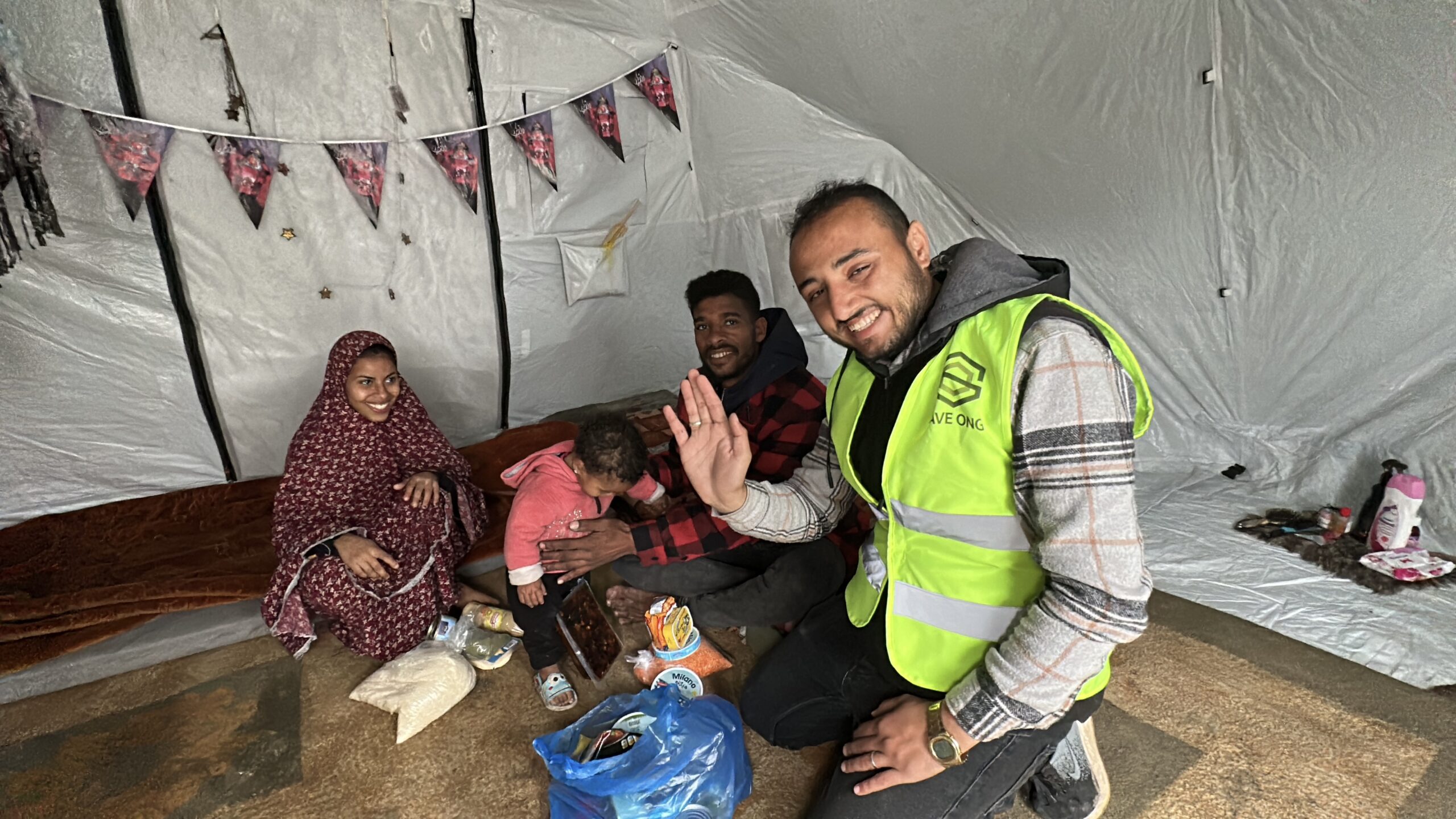 familles réfugiés pendant le ramadan avec un colis alimentaire sous sa tente